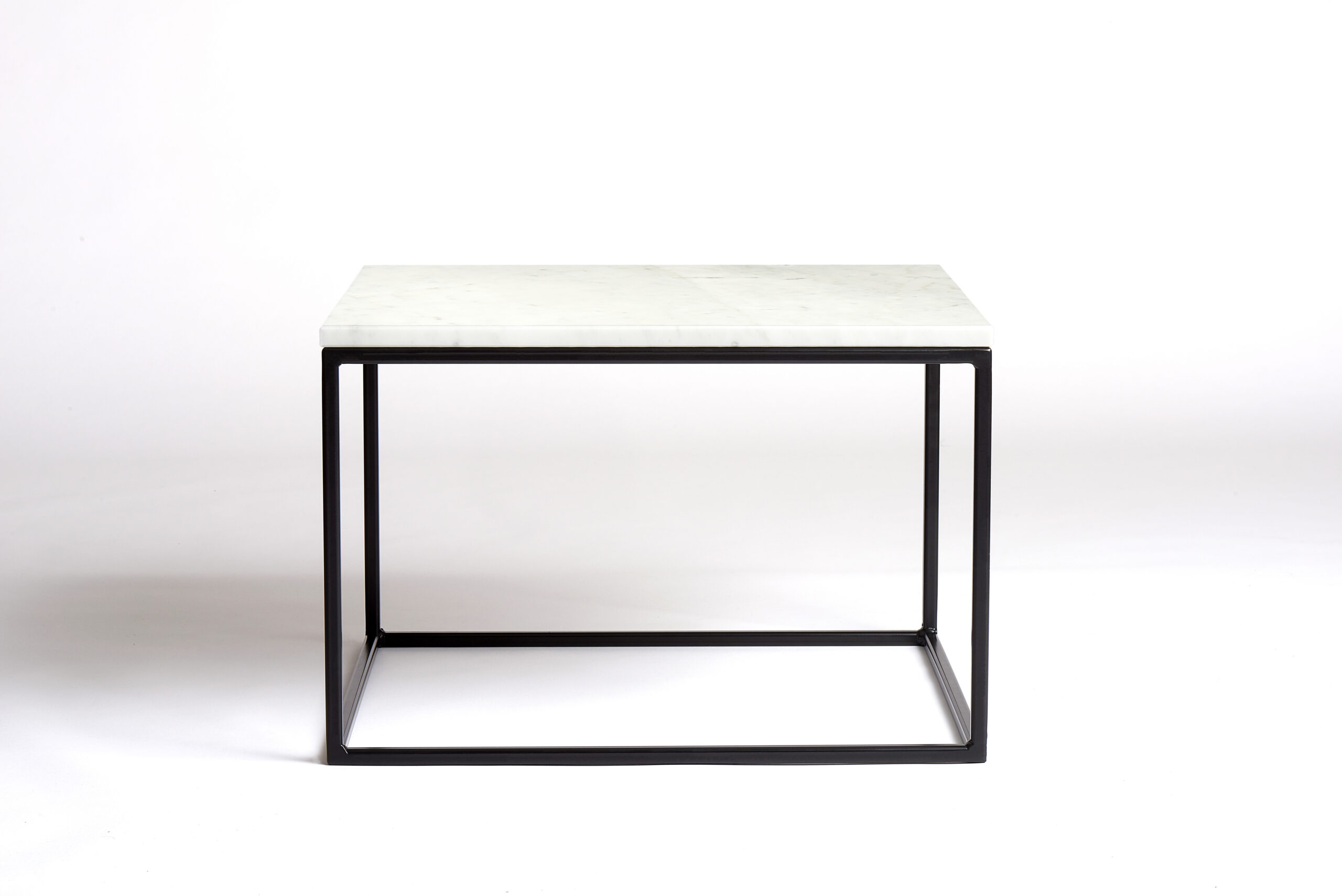 60 bij 60 cm - Witte marmeren salontafel- vooraanzicht- VanMarmer