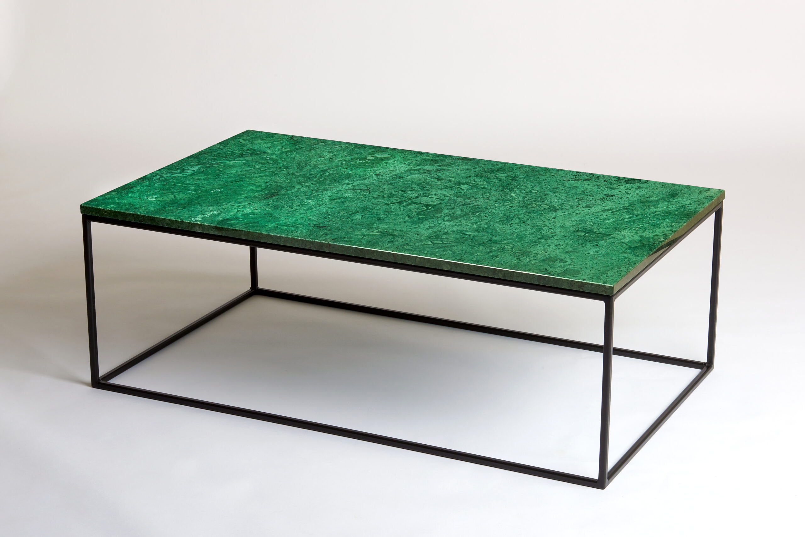 120 bij 70 cm - Groene marmeren salontafel - boven zijaanzicht- VanMarmer