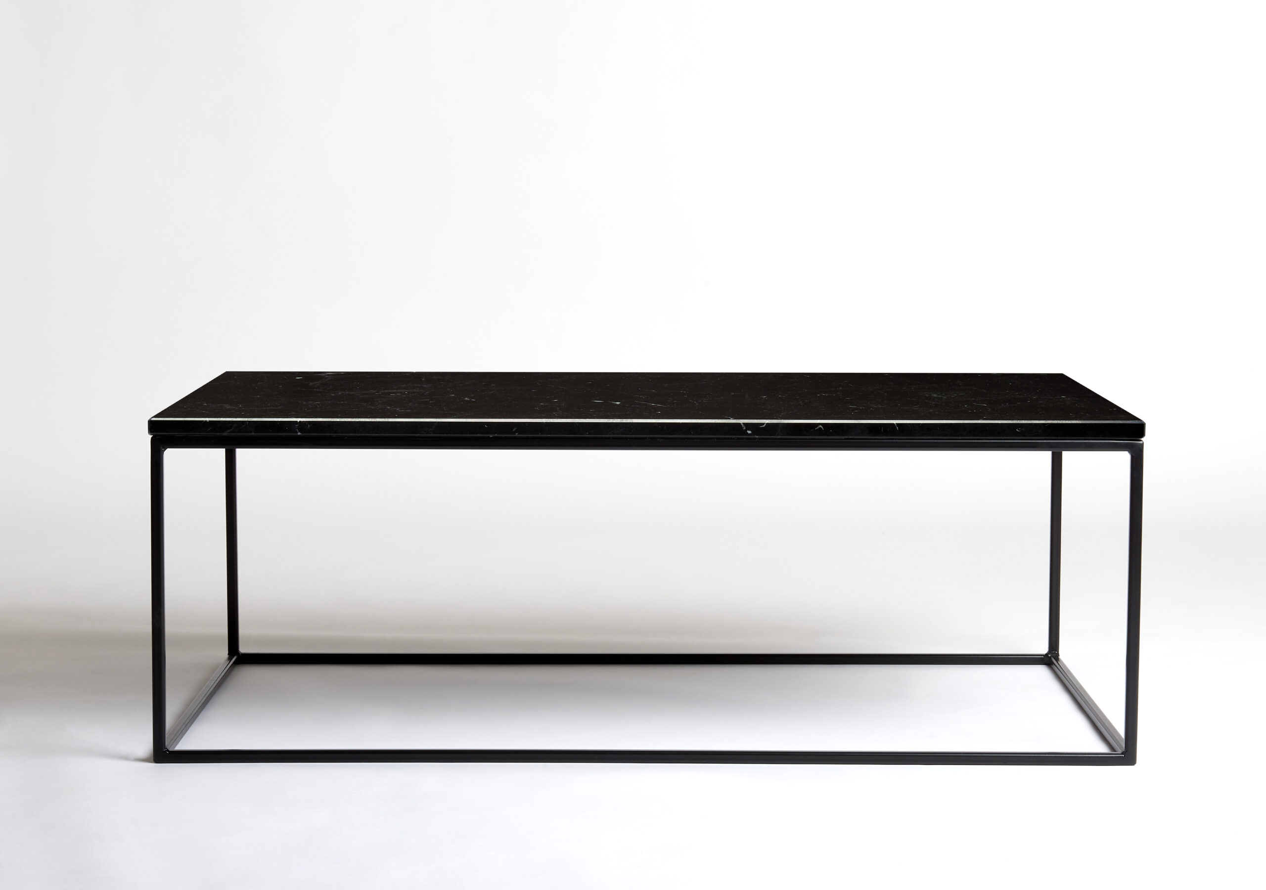 120 bij 70 cm - Zwarte marmeren salontafel - vooraanzicht - VanMarmer