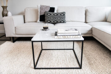 rechthoekige witte marmeren salontafel in woonkamer- VanMarmer